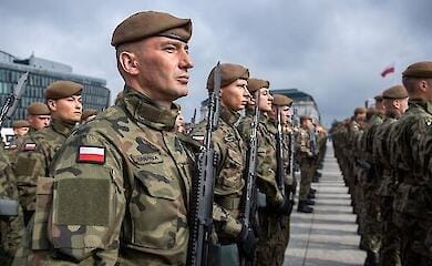Поляки демонструють негативне ставлення до військової допомоги Україні – опитування