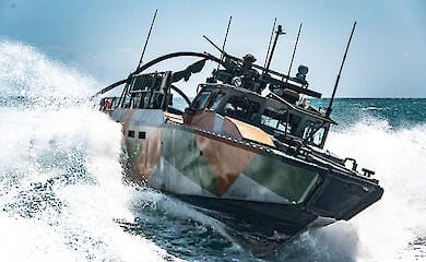 Військово-морські сили врятували групу людей, яких забрало в море на надувних кругах