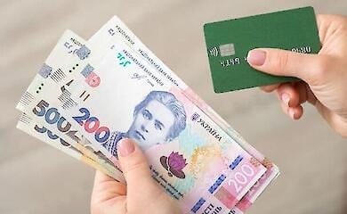 С 1 июля украинцам на карты начнут перечислять по 4500 гривен: кто может получить выплату