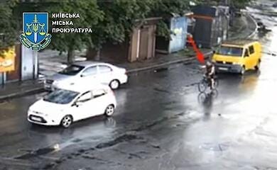 В Киеве мужчина открыл стрельбу по авто ветеранки: что известно