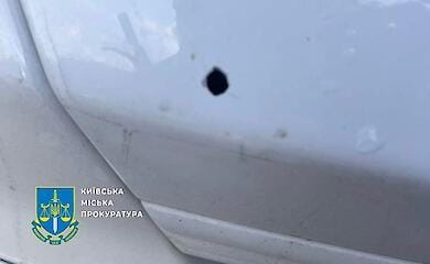 В Киеве мужчина открыл стрельбу по авто ветеранки: что известно
