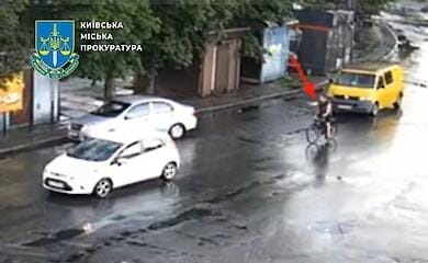 В Киеве мужчина открыл стрельбу по авто ветеранки: что известно