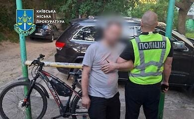 В Киеве мужчина открыл стрельбу по авто ветеранки: что известно