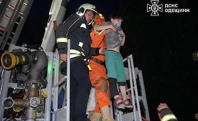 Пожежа в 9-поверхівці, серед поранених діти: що відомо про удар дронів по Одесі