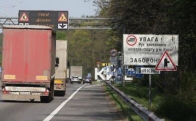 Через спеку в Києві заборонили в’їзд вантажного транспорту вагою понад 24 тонни