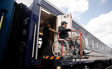 Укрзалізниця модернізувала перший вагон для людей на інвалідних кріслах