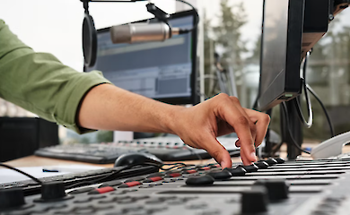 В Украине предложили включать гимн по утрам и штрафовать за отказ соблюдать минуту молчания