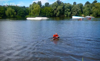 ГСЧС достала тела погибших из водоемов в Святошинском и Деснянском районах