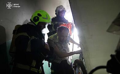 У Києві загорілася квартира на 11 поверсі: рятувальники евакуювали мешканців та собаку