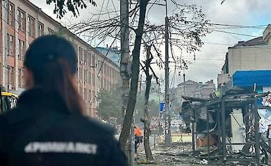 Ночной обстрел РФ Киева: шесть пострадавших, повреждено метро и жилой дом