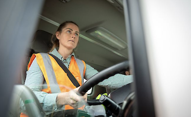 Украинки чаще выбирают "мужские" профессии: что меняется на рынке труда в 2025 году