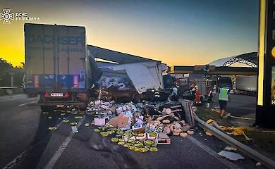 На трасі Київ–Чоп зіткнулися три вантажівки: постраждали двоє водіїв