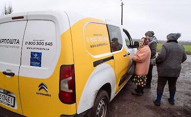 Ворожий дрон атакував машину Укрпошти на Сумщині 