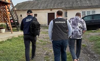 Поліція проводить масштабні обшуки та перевірки через ухилення від служби