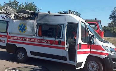 На Херсонщині під російською атакою опинилось цивільне авто та карета швидкої допомоги