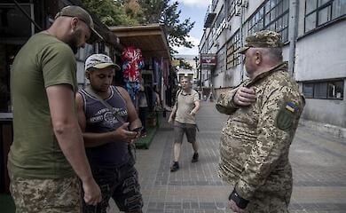 ТЦК в Україні довіряють менше чверті населення - дані опитування