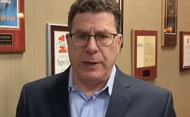 У США юрист-однофамілець мільярдера висунув йому претензії