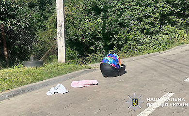 Во Львове мужчина забыл люльку с младенцем на крыше своей авто и тронулся с места: ребенок выпал и пострадал