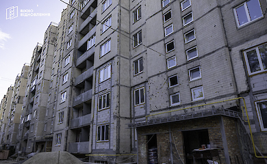 У Солом'янському районі вже рік не можуть відновити багатоповерхівку, яка постраждала від обстрілу. Виділено 60 млн грн