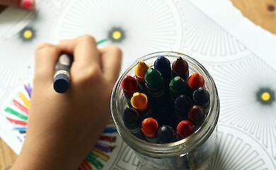 Caritas выдает средства для школьников, в том числе украинских