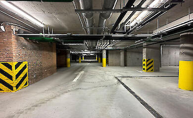 Скільки в Україні коштує паркомісце