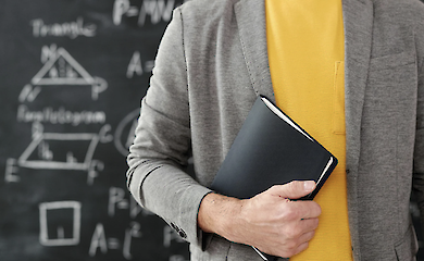 Удвічі менше за середню зарплату: скільки заробляють вчителі в Україні