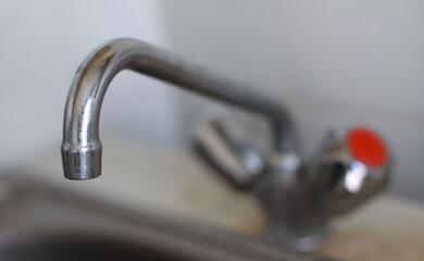 Без води та світла: у Києві тривають перебої після нічного обстрілу