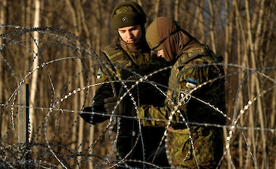 Эстония закрыла пограничный переход с Россией после того, как на российской стороне был замечен крупный военный отряд