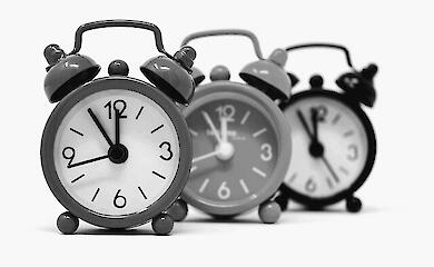 Україна перейде на зимовий час - плюс одна година