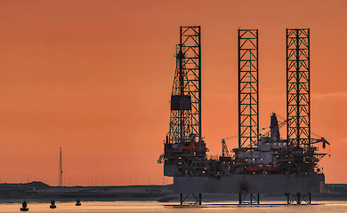 Китайські держкомпанії призупинили купівлю російської нафти після санкцій США — Reuters