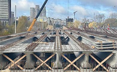 Триває капремонт мосту на Полярній: встановили всі балки прогонової будови