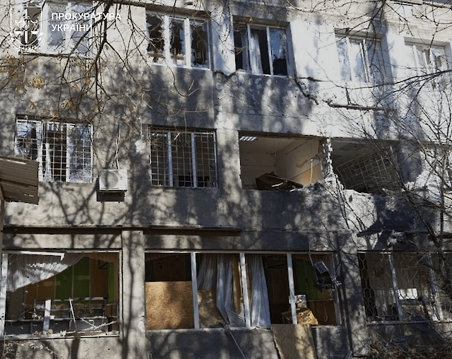 Росія прицільно обстріляла дитячу лікарню в Херсоні. Є поранені