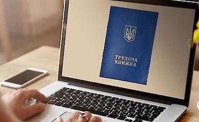 Чи потрібно працюючому пенсіонеру сканувати трудову книжку — пояснення ПФУ