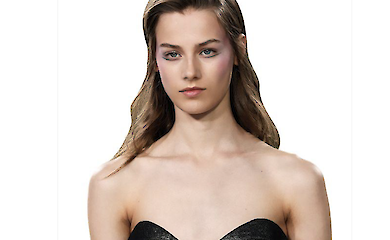 Від блискучої шкіри до скульптурного рум'янцю: Harper's Bazaar назвав б'юті-тренди сезону F/W 2025-2026