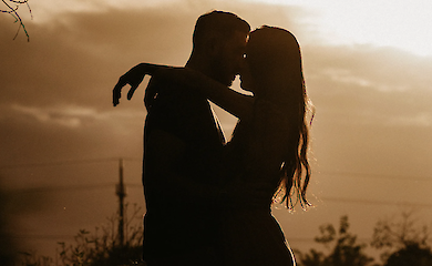 Вчені кажуть, що поєднання фізичної близькості та окситоцинового спрею допомагає швидше загоїти рани