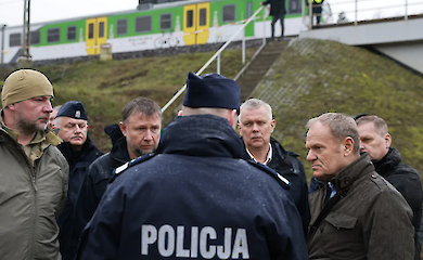 У диверсіях на польській залізниці брали участь українці, заявив Туск. Що відомо