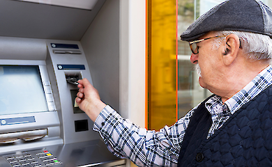 ПриватБанк предупредил пенсионеров: без обновления данных могут заблокировать счет