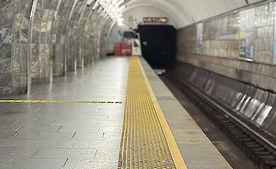 Стартував монтаж систем тактильної навігації у столичному метро