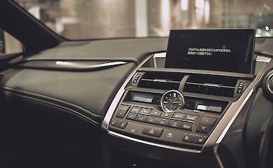 Спровокував ДТП і влаштував стрілянину посеред вулиці: столичні поліцейські затримали нетверезого водія Porsche Cayenne