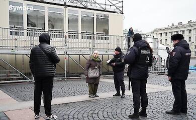 Вышла на площадь с плакатом против войны: в Петербурге задержали 83-летнюю блокадницу