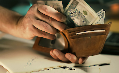 Українці в Польщі отримують майже 4500 злотих: як змінилася зайнятість біженців