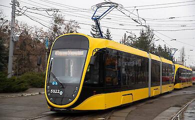На яких маршрутах у Києві з'явилися нові сучасні автобуси і трамваї