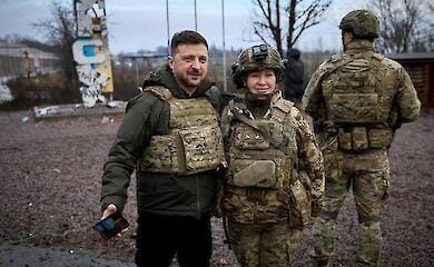 Зеленський з українськими воїнами біля стели Куп'янська, 12 грудня 2025 року