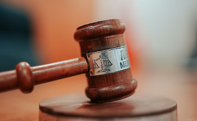 На Закарпатті мати та вітчим роками ґвалтували малолітню доньку 