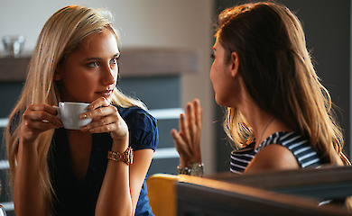 Психологи выяснили, что сближает людей в разговоре за считанные минуты