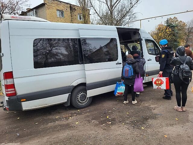 Усе про евакуацію: хто її проводить, до кого звертатися, де розміщують переселенців