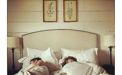 Эксперты объяснили, может ли сон под разными одеялами быть полезнее