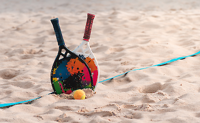 Висока сітка, швидкий темп і гра з льоту: чим унікальний пляжний теніс