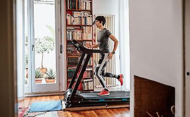 Переваги механічних бігових доріжок для дому