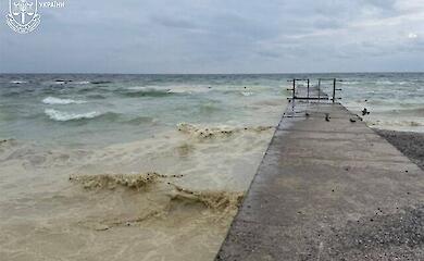 Одещина: після атаки дронів перевіряють забруднення моря олією